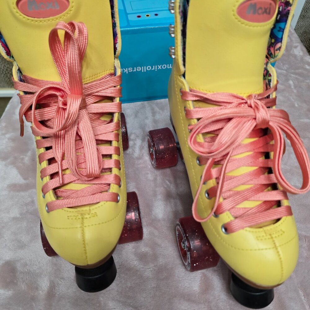 Moxi Beach Bunny Roller Quad Skates women’s size 6 - Picture 3 of 8